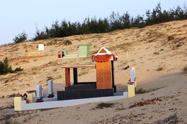 Bình Định: Người dân bất bình vi nhiều ngôi mộ bị cát vùi lấp