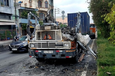 Tài xế bung cửa thoát khỏi chiếc xe container bốc cháy dữ dội