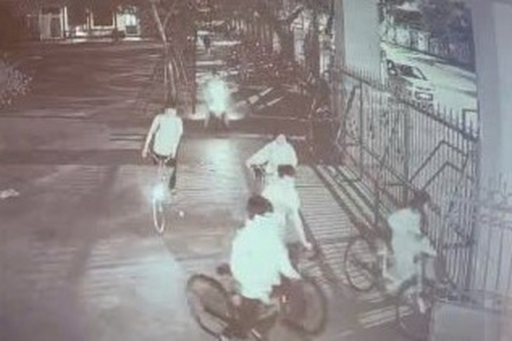 Hiệu phó cùng giáo viên dạy thêm chui trong trường vào ban đêm - 2