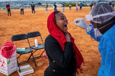 Việt Nam cần làm gì để đối phó với biến thể Omicron?