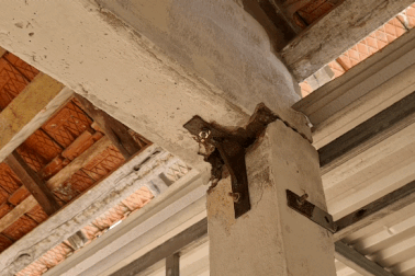 Trường sắp sập, học sinh phải học tạm trong nhà xe cũ