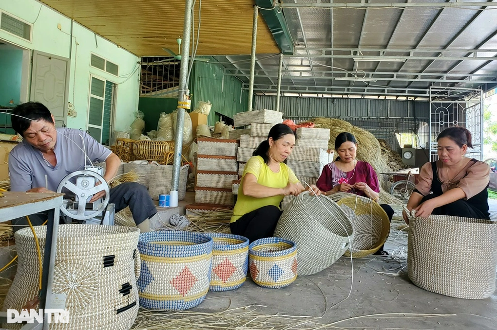 Người khuyết tật tạo ra những sản phẩm xuất sang trời tây - 1 Người khuyết tật tạo ra những sản phẩm xuất sang trời tây - 1