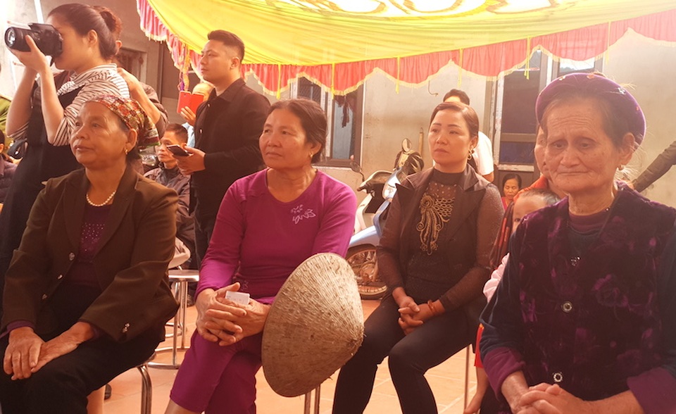 Vụ hộ nghèo ở nhà 3 tầng: Kỷ luật nhiều cán bộ, công khai xin lỗi nhân dân - 1 Vụ hộ nghèo ở nhà 3 tầng: Kỷ luật nhiều cán bộ, công khai xin lỗi nhân dân - 1