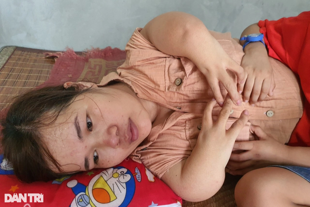 Thiếu 50 triệu đồng mổ tim, người mẹ tật nguyền chấp nhận nằm chờ chết - 1 Thiếu 50 triệu đồng mổ tim, người mẹ tật nguyền chấp nhận nằm chờ chết - 1