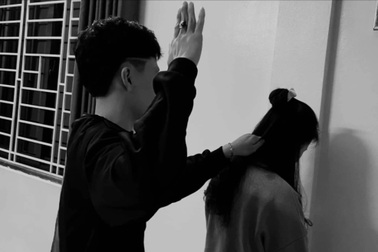 Đang ôm con ngủ, mẹ bầu bất ngờ bị kẻ lạ mặt kề dao vào cổ, cướp tiền