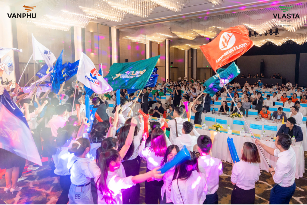 Văn Phú tổ chức kick-off, ra mắt 7 đại lý phân phối Vlasta - Sầm Sơn - 1 Văn Phú tổ chức kick-off, ra mắt 7 đại lý phân phối Vlasta - Sầm Sơn - 1