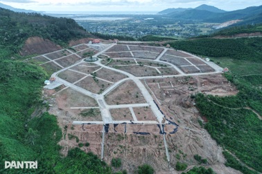 Nghĩa trang nằm trên đồi toàn đá khối, chưa hoàn thiện đã xói lở tan hoang