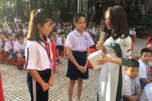 Cô hiệu trưởng làm mọi cách "ép" học trò đọc sách