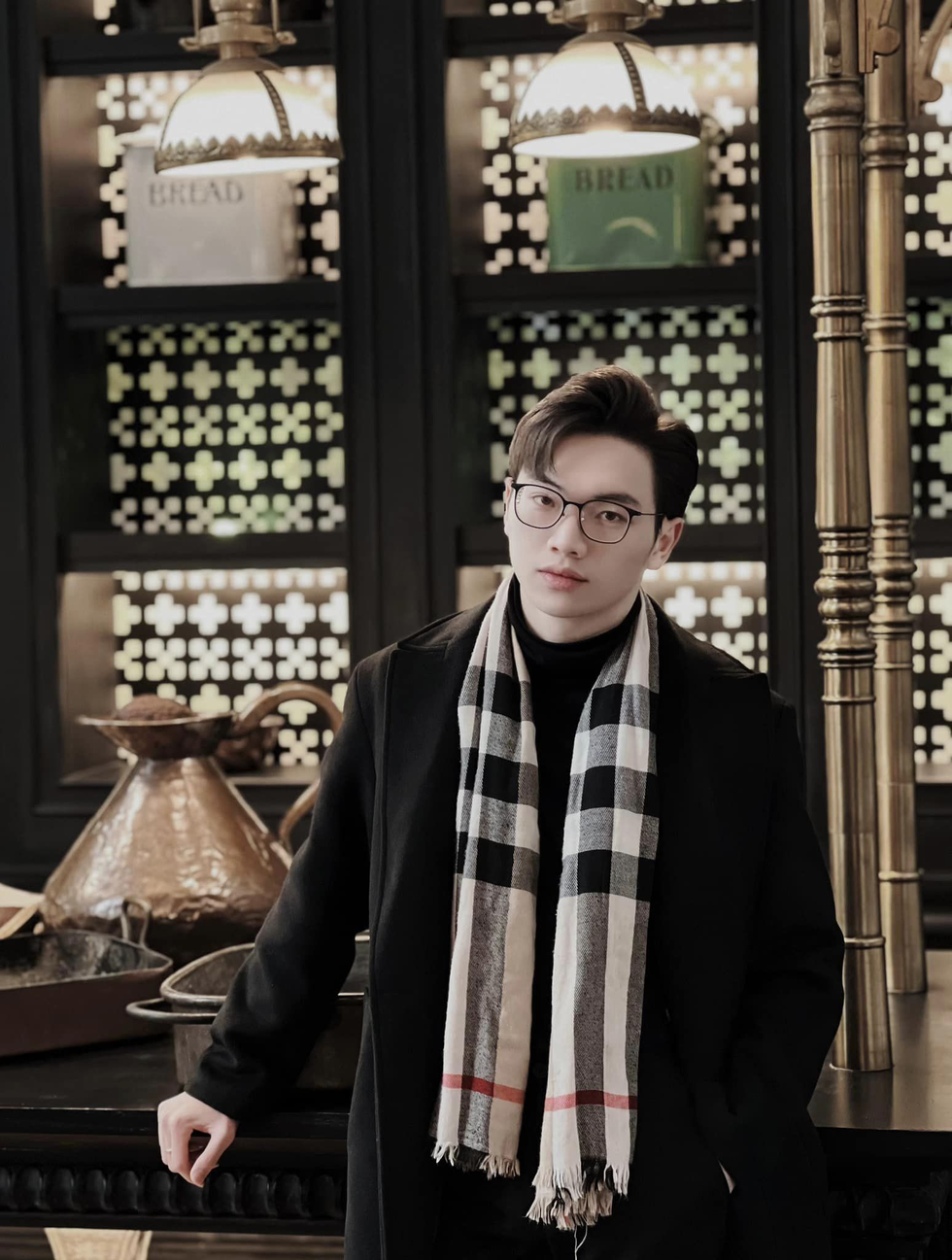 Nam sinh Ngoại giao vào Đảng năm 18 tuổi, tự tin làm MC thời tiết trên VTV - 2 Nam sinh Ngoại giao vào Đảng năm 18 tuổi, tự tin làm MC thời tiết trên VTV - 2