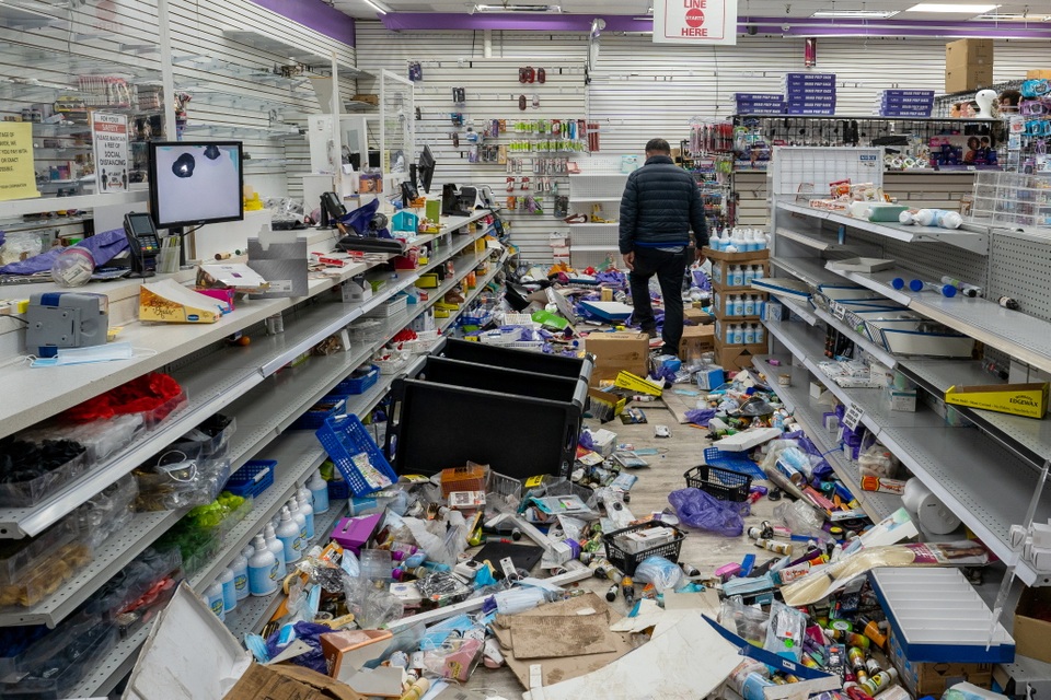 Bạo loạn, hôi của bùng phát sau vụ cảnh sát Mỹ bắn chết người da màu - 10 Bạo loạn, hôi của bùng phát sau vụ cảnh sát Mỹ bắn chết người da màu - 10