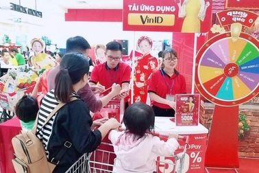 Nô nức mua hàng VinMart, săn lì xì của VinID Pay