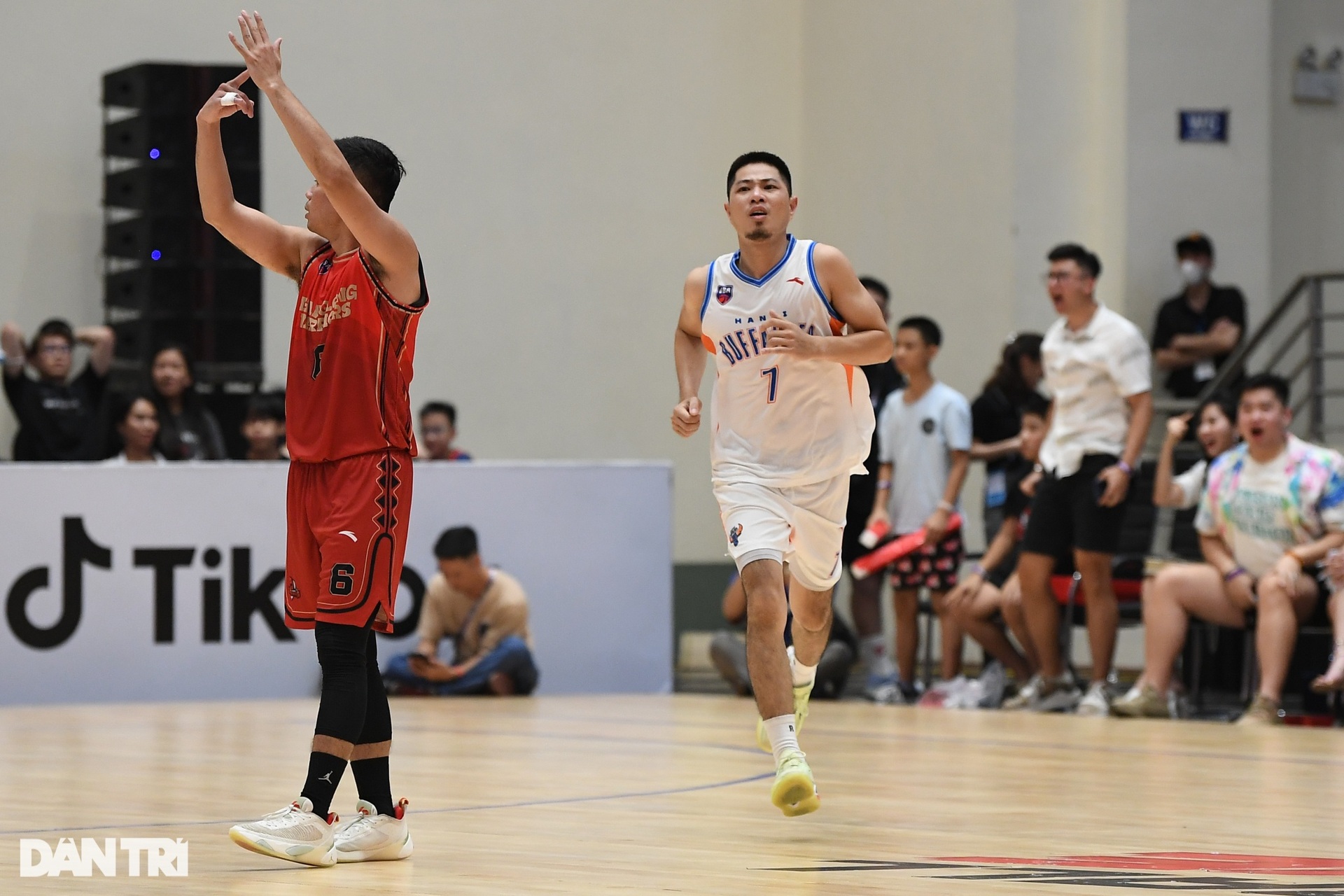Ngoại binh rực cháy, Hanoi Buffaloes đánh bại Thang Long Warriors - 16 Ngoại binh rực cháy, Hanoi Buffaloes đánh bại Thang Long Warriors - 16