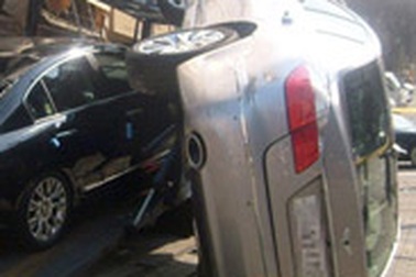 Hai xe Hyundai Genesis lâm nạn 