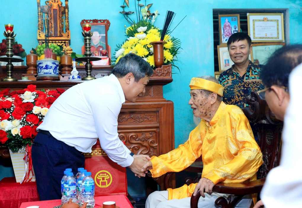 Chủ tịch Hà Nội Vũ Đại Thắng thăm, tặng quà gia đình người có công dịp 27/7 - 1 Chủ tịch Hà Nội Vũ Đại Thắng thăm, tặng quà gia đình người có công dịp 27/7 - 1