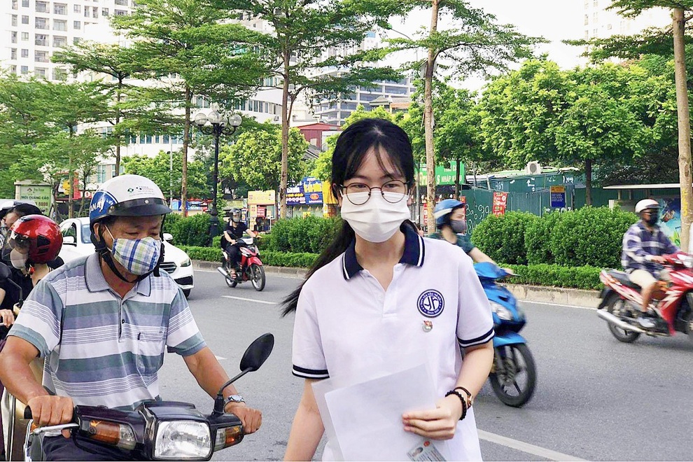 Hà Nội: Thí sinh căng thẳng, âu lo bước vào môn thi Ngữ văn - 11 Hà Nội: Thí sinh căng thẳng, âu lo bước vào môn thi Ngữ văn - 11