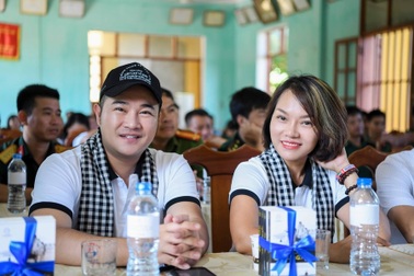 Minh Quân hát sung, Thái Thùy Linh thân thiện với chiến sĩ