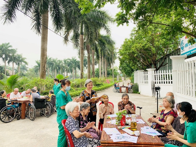 Nơi người già cùng yêu thương vượt qua đại dịch Covid-19 đầy gian khó - Ảnh 2.