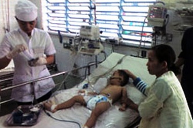 Bé trai 3 tuổi bỏng thực quản nặng do uống nhầm axit