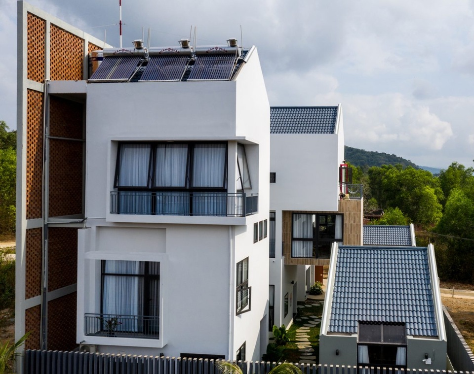 Vợ chồng ở Phú Quốc xây tường “khổng lồ” tránh nắng cho biệt thự “khủng” - 6