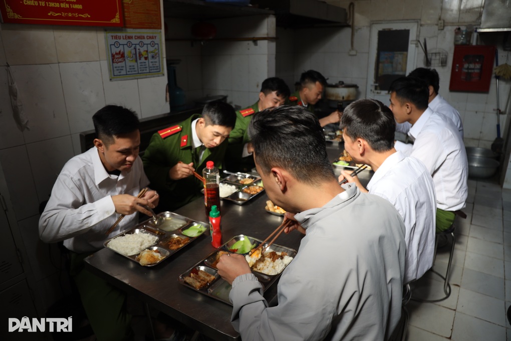Cảnh sát bảo vệ mục tiêu kể chuyện giải cứu cô gái bị ép vào nhà nghỉ - 3 Cảnh sát bảo vệ mục tiêu kể chuyện giải cứu cô gái bị ép vào nhà nghỉ - 3