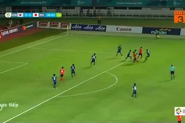 Hwang Hee Chan dứt điểm đi vọt xà ngang ở phút thứ 7