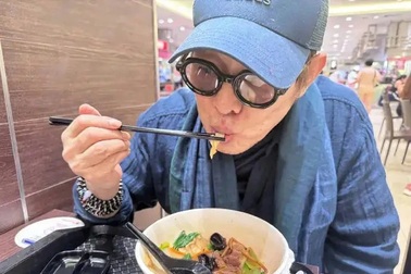 Lý Liên Kiệt xuất viện, đăng ảnh vui vẻ ăn mì để trấn an người hâm mộ