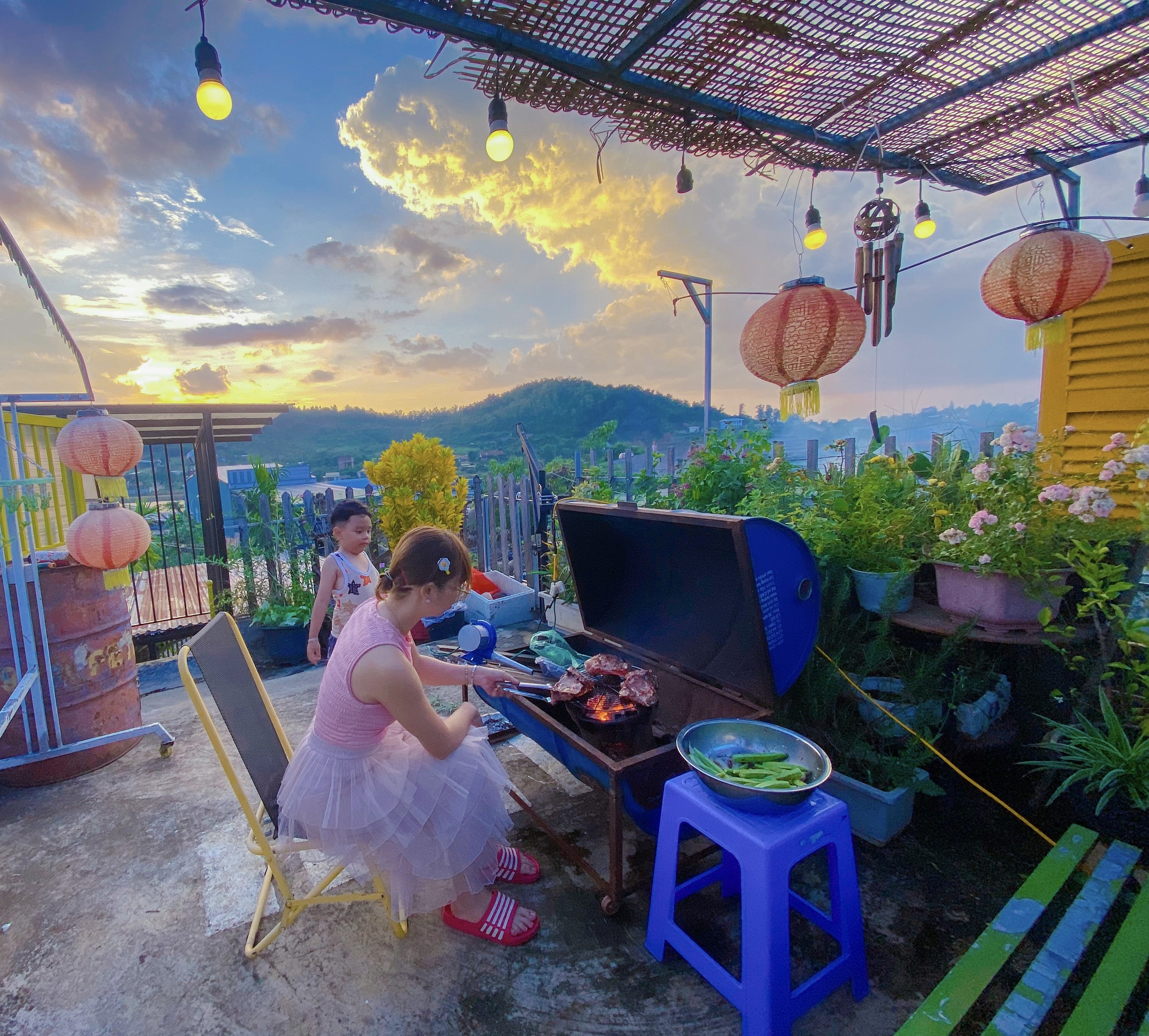 Cặp vợ chồng tái chế đồ cũ, làm resort thu nhỏ trên sân thượng ở Đắk Lắk - 10