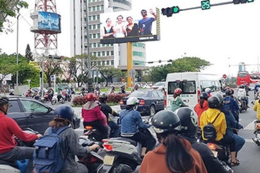 Nhiều ô tô biển 29, 30 vẫn quen kiểu đi bon chen khi về quê