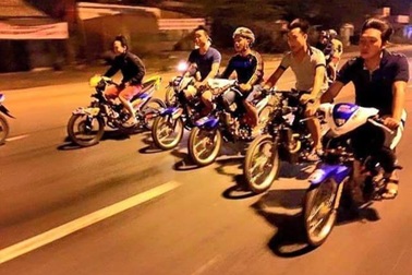 CSGT tóm gọn 8 thanh niên tụ tập đua xe trái phép trong đêm