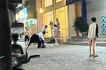 Bé gái 14 tuổi rơi chung cư ở TPHCM