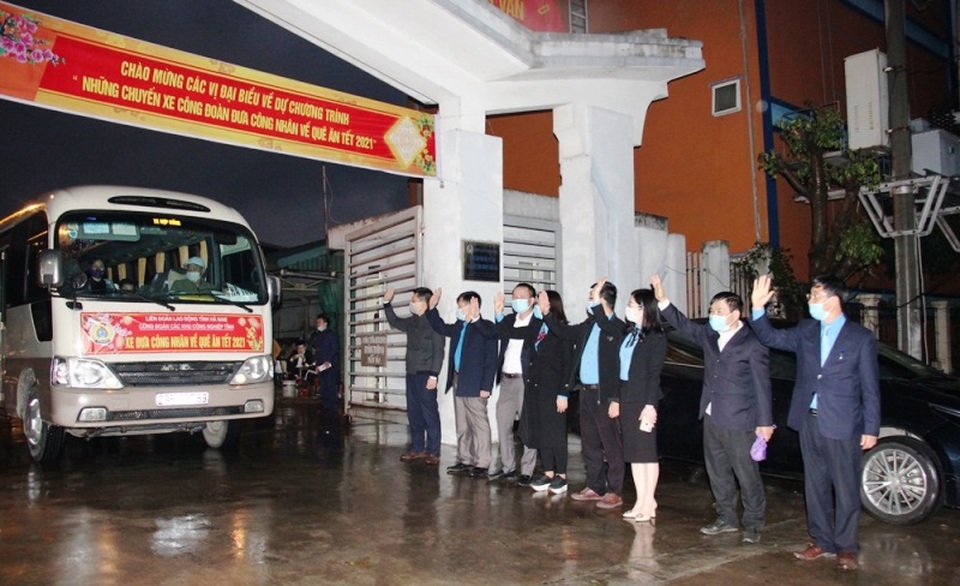Hà Nam: Các chuyến xe đưa hơn 1.200 công nhân, lao động về quê đón Tết - 2 Hà Nam: Các chuyến xe đưa hơn 1.200 công nhân, lao động về quê đón Tết - 2