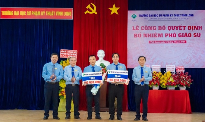 Lãnh đạo Trường Đại học Sư phạm Kỹ thuật Vĩnh Long trao quyết định bổ nhiệm PGS và hoa chúc mừng từ VLUTE