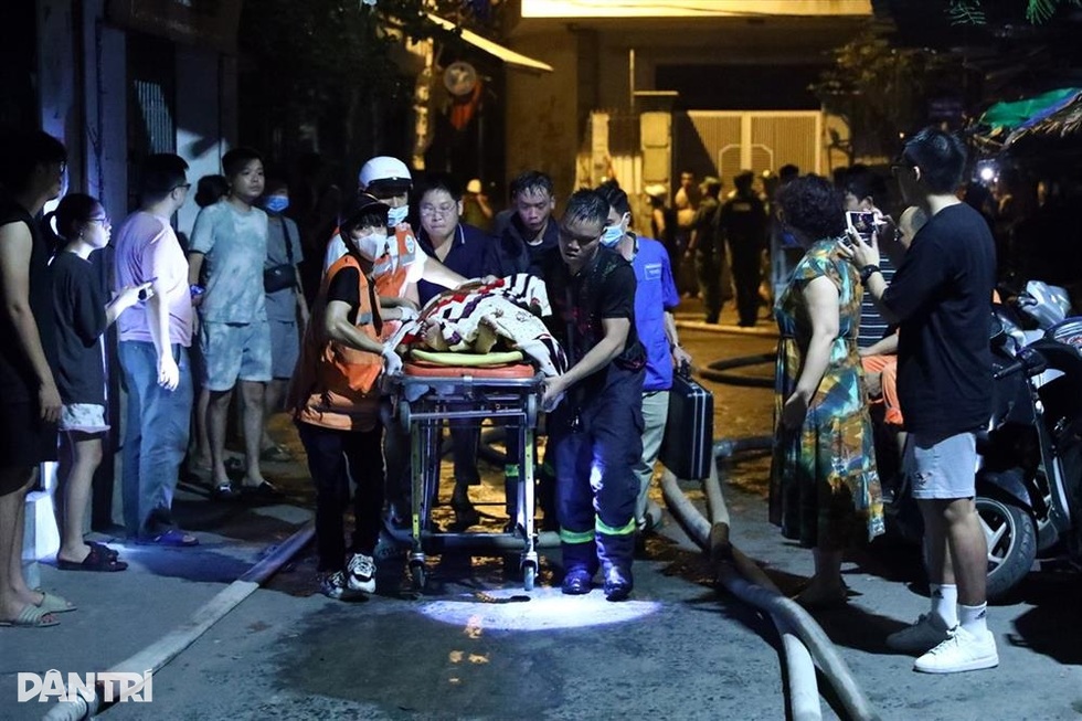 Cháy chung cư mini: Cay mắt tìm sự sống trên những chiếc cáng ám khói đen - 4