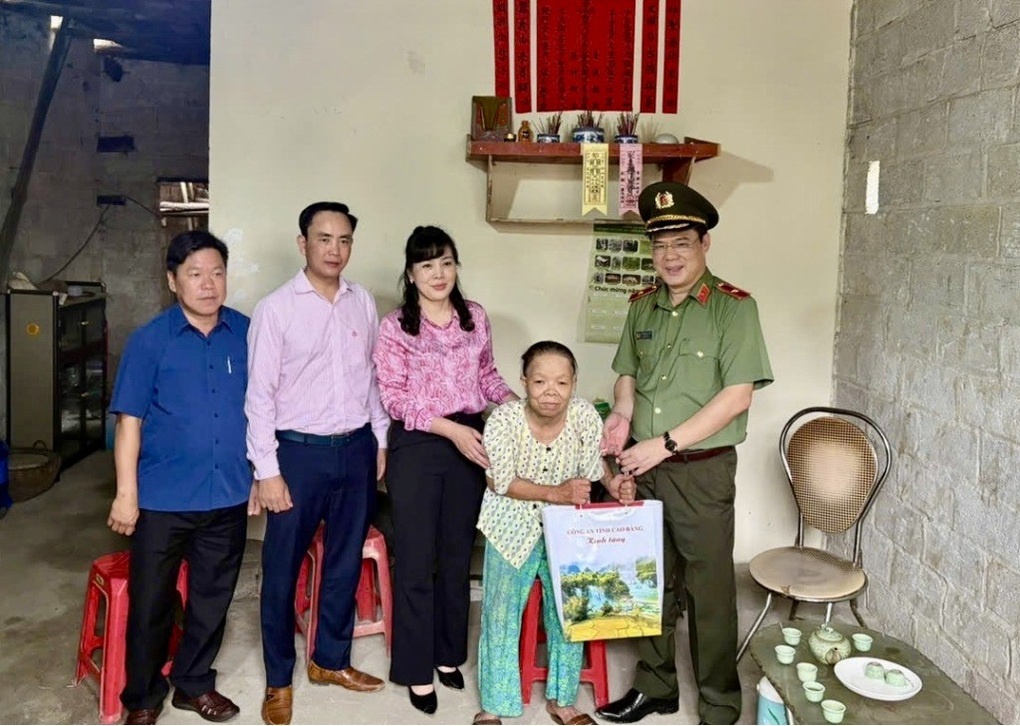 Báo Dân trí nhận bằng khen trong công tác xóa nhà tạm tại Cao Bằng - 3 Báo Dân trí nhận bằng khen trong công tác xóa nhà tạm tại Cao Bằng - 3