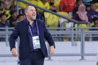 Bóng đá Malaysia rạn nứt vì cầu thủ nhập tịch, HLV phát biểu gây tranh cãi