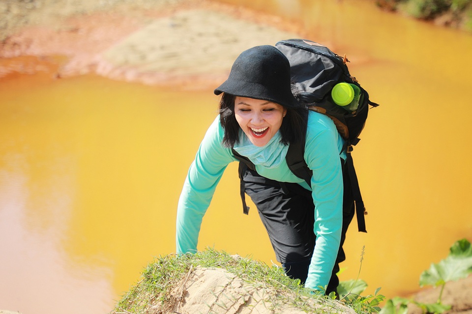 Hoa hậu H’hen Niê “hú hồn” vì bị trượt té khi thám hiểm hang Sơn Đoòng - 6