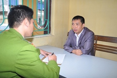 Triệu tập nam thanh niên mang quan tài đi đòi nợ