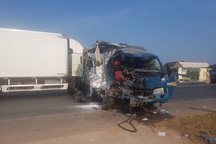 Xe container tông nát xe tải, sập nhà dân, 3 người thương vong