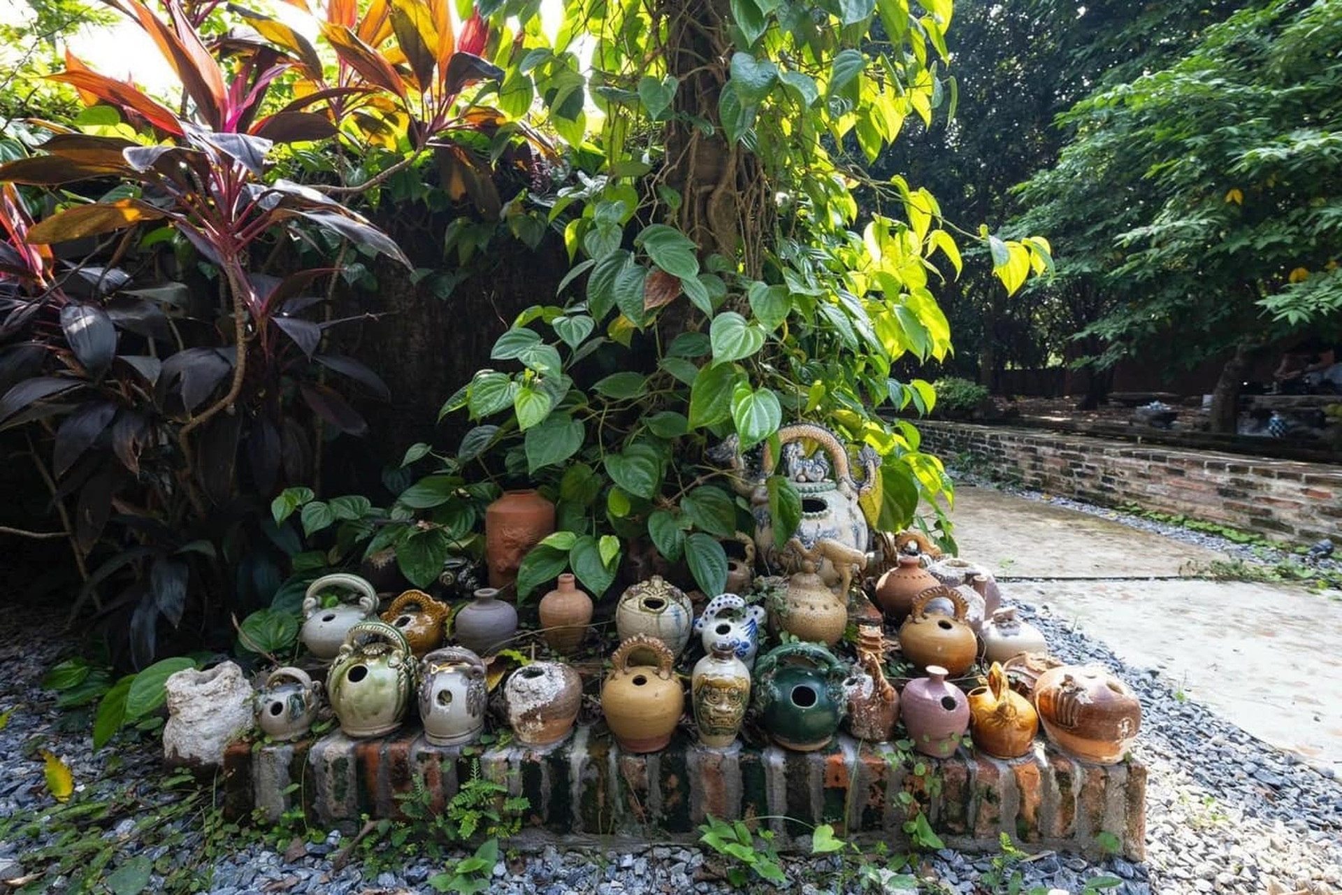 Khách Tây thích thú tham quan Bảo tàng đạo Mẫu của Xuân Hinh - 7 Khách Tây thích thú tham quan Bảo tàng đạo Mẫu của Xuân Hinh - 7