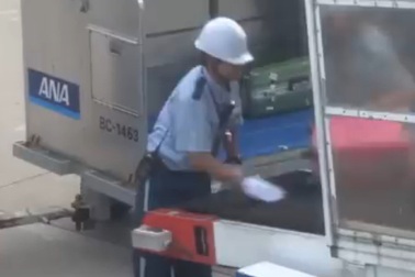 Video nhân viên hàng không Nhật Bản xếp hành lý gây sốt