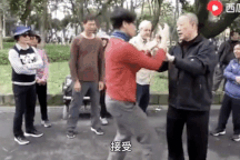 Võ sư Trung Quốc gây hài bằng màn "công phu truyền điện"