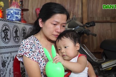 Chồng đột tử, vợ ôm 3 con nhỏ sống nhờ cơm gạo xóm làng