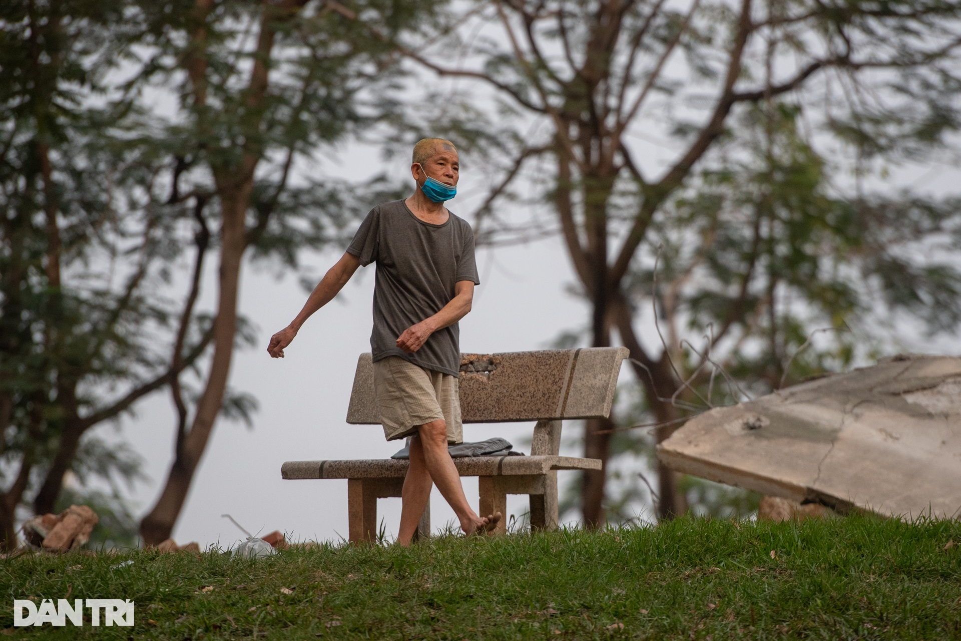 Người dân xé rào chắn, trèo tường vào công viên đang cải tạo ở Hà Nội - 8 Người dân xé rào chắn, trèo tường vào công viên đang cải tạo ở Hà Nội - 8