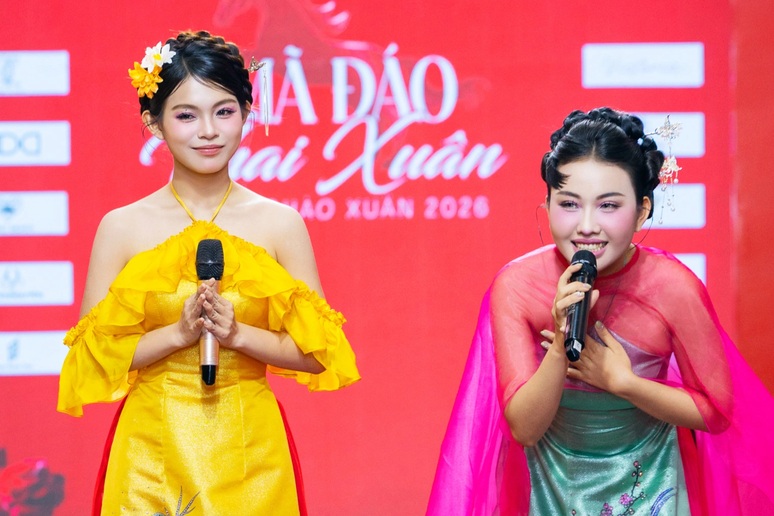 Xuân Lan xúc động hội ngộ hai con gái nuôi của cố ca sĩ Phi Nhung