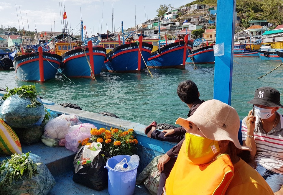 Khánh Hòa: Nhộn nhịp chở Tết ra đảo, thu tiền triệu mỗi ngày - 5 Khánh Hòa: Nhộn nhịp chở Tết ra đảo, thu tiền triệu mỗi ngày - 5