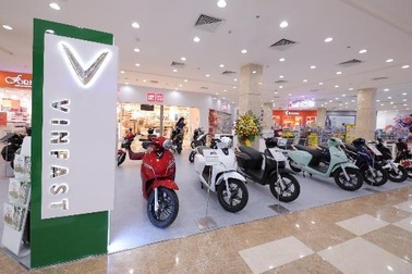 Vinfast đồng loạt khai trương 21 showroom ô tô và xe máy điện