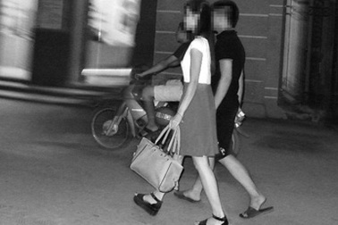 Ký túc xá lúc 0h: Chuyện “vượt rào” và “cạm bẫy tình yêu”