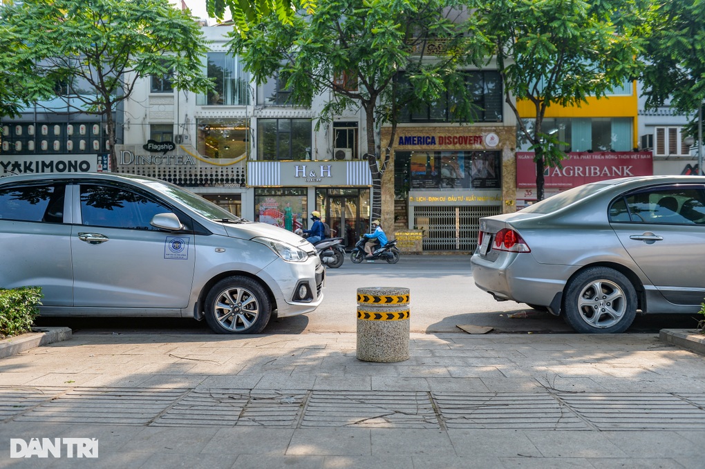 Hà Nội: Lắp hàng loạt trụ đá trên vỉa hè để ngăn chặn ô tô dừng, đỗ - 7 Hà Nội: Lắp hàng loạt trụ đá trên vỉa hè để ngăn chặn ô tô dừng, đỗ - 7