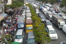 Đường Phạm Văn Đồng dẫn vào Tân Sơn Nhất kẹt cứng nhiều giờ