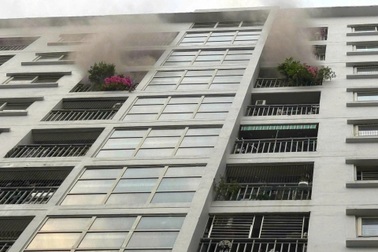 Cháy tại tầng 10 tòa chung cư ở Hà Nội